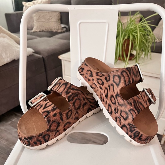 J/Slides **Discontinued Leopard Print** - Picture 1 of 4
